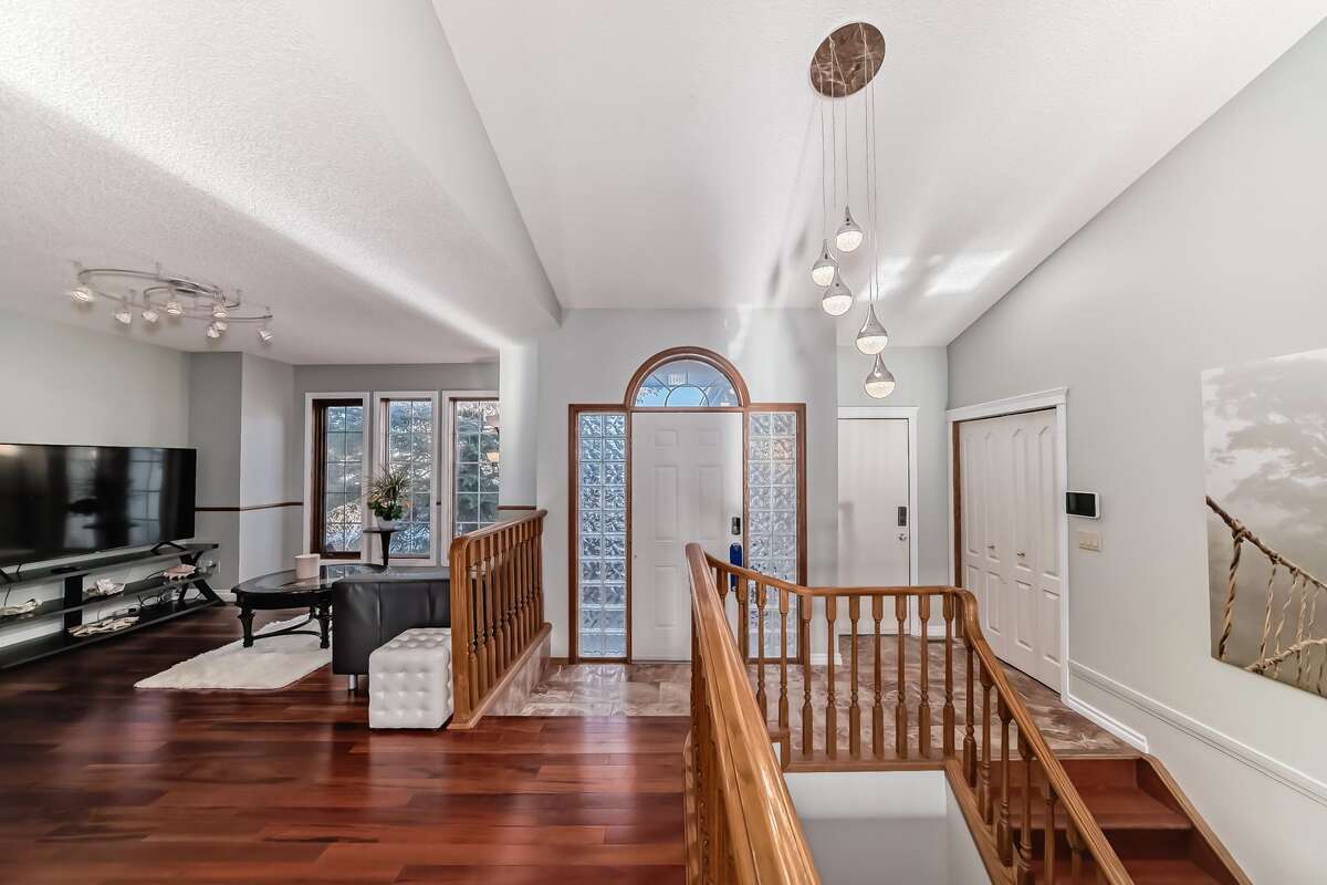 Bright 5 Bedroom Luxury Family home in NW Calgary