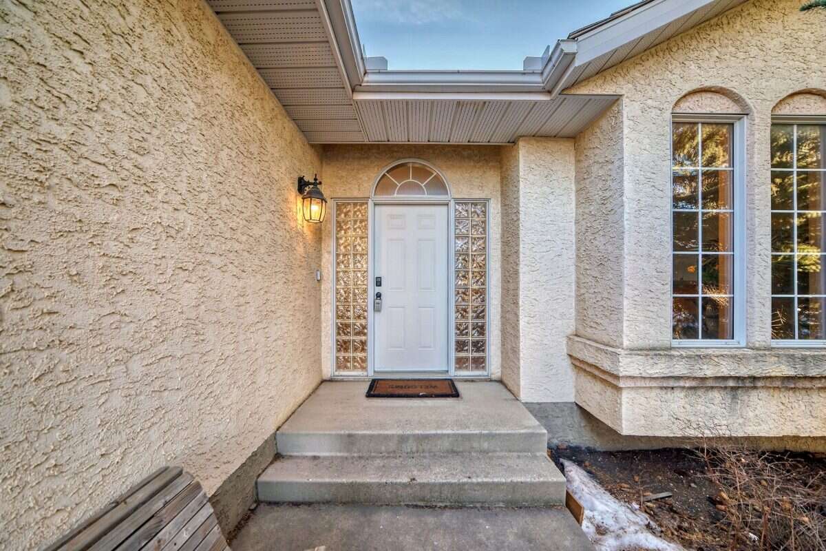 Bright 5 Bedroom Luxury Family home in NW Calgary