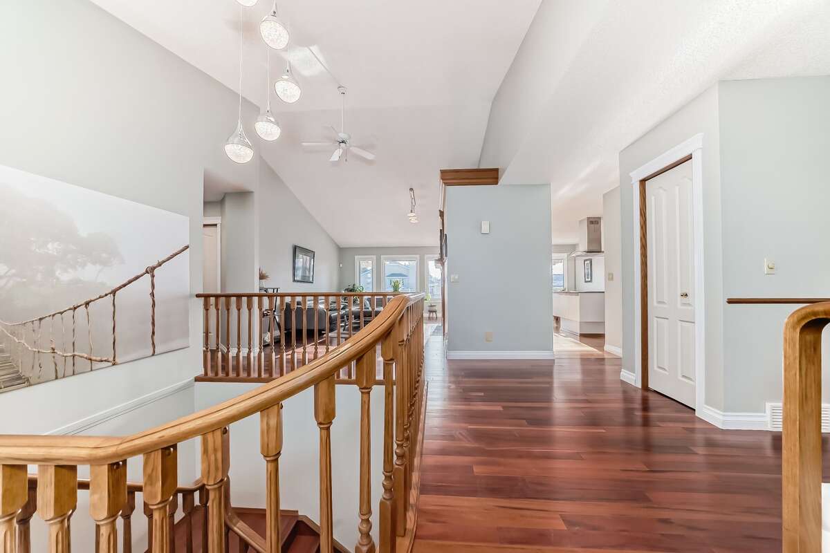 Bright 5 Bedroom Luxury Family home in NW Calgary