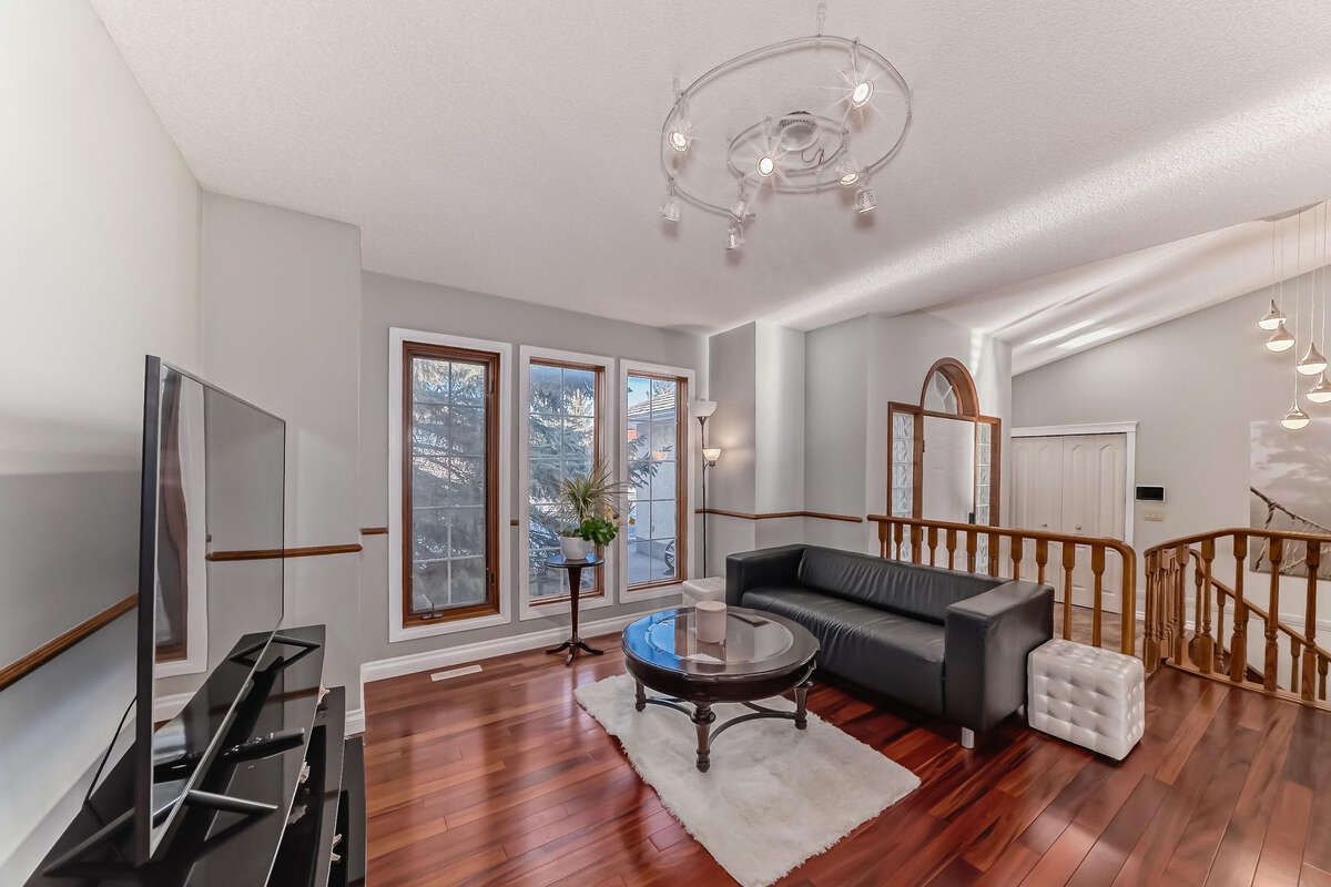 Bright 5 Bedroom Luxury Family home in NW Calgary