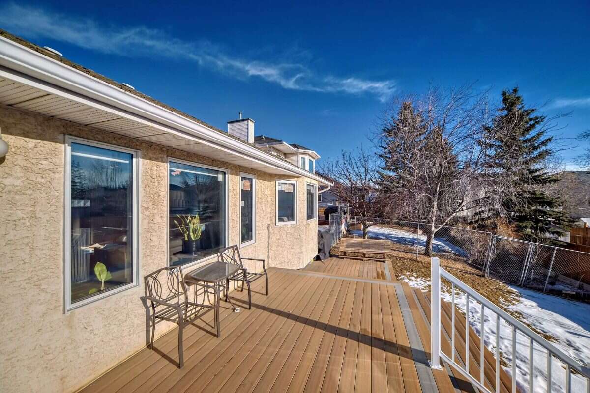 Bright 5 Bedroom Luxury Family home in NW Calgary