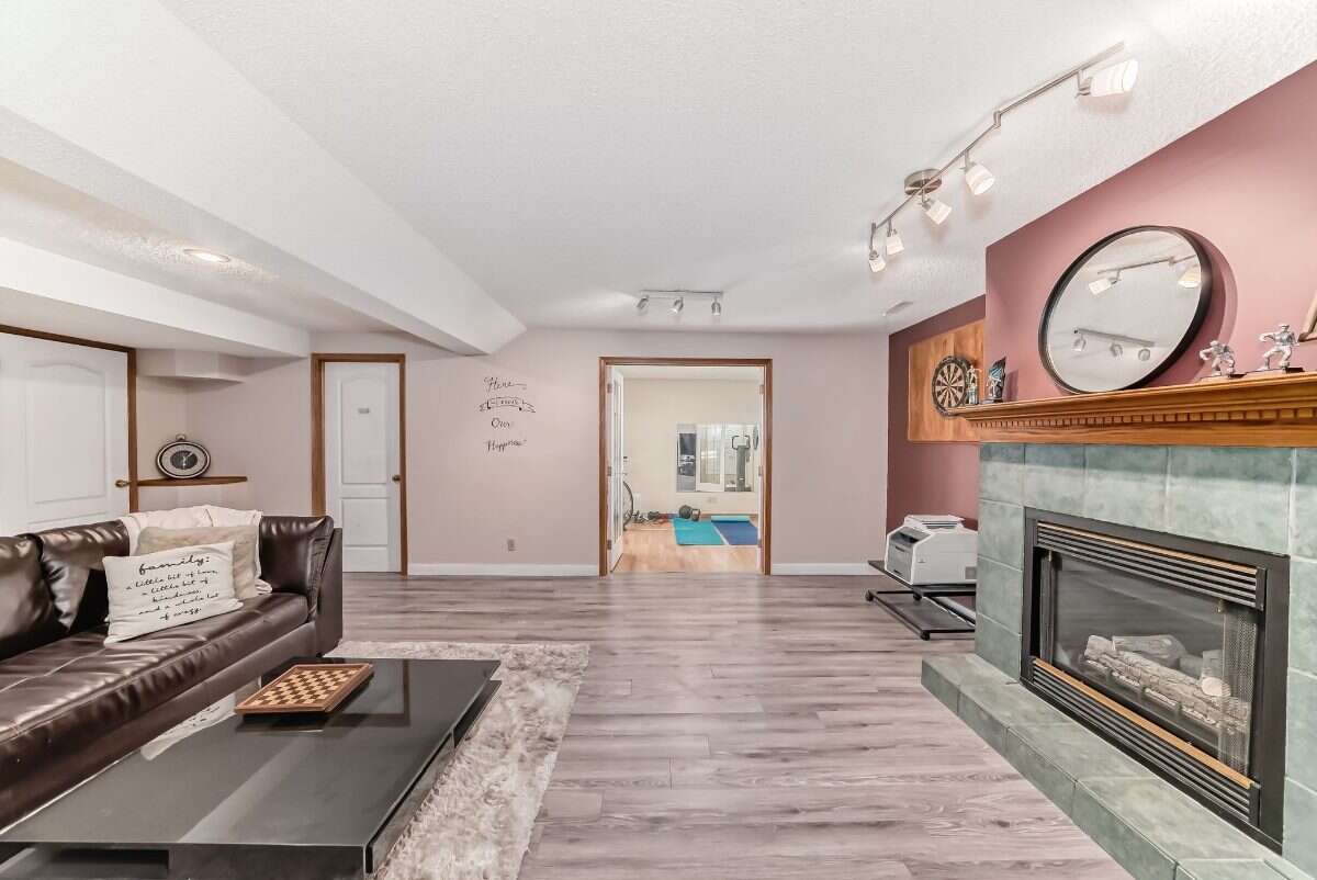 Bright 5 Bedroom Luxury Family home in NW Calgary