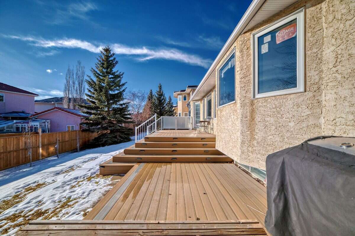 Bright 5 Bedroom Luxury Family home in NW Calgary