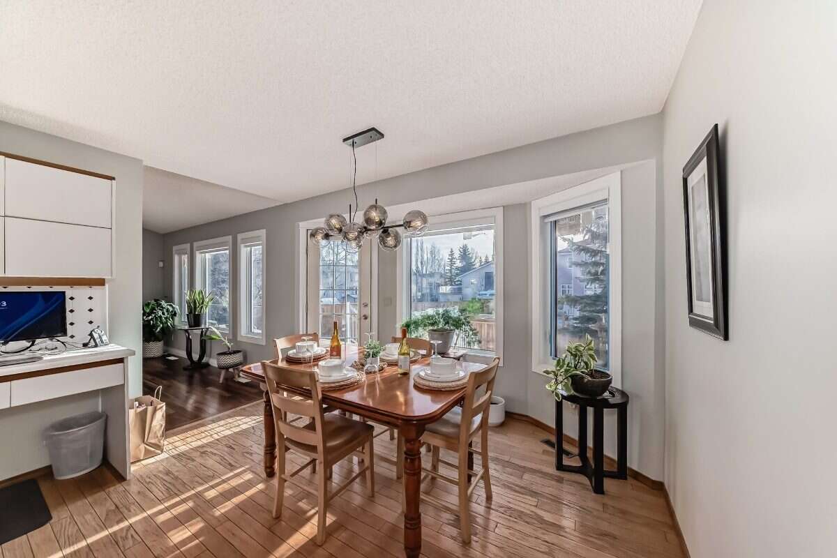 Bright 5 Bedroom Luxury Family home in NW Calgary