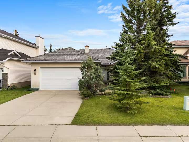 Bright 5 Bedroom Luxury Family home in NW Calgary