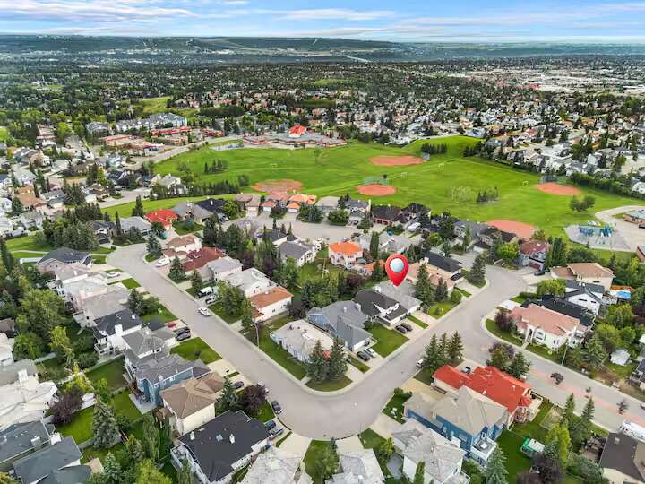 Bright 5 Bedroom Luxury Family home in NW Calgary