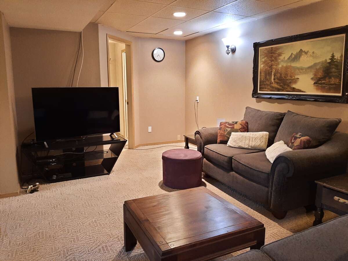 'Relax' room leads to 2nd full bathroom