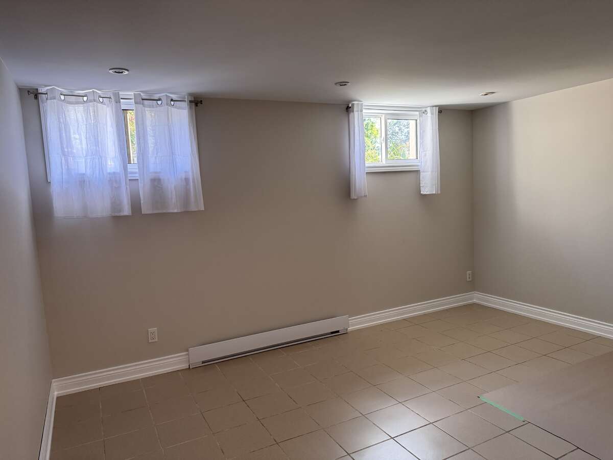 Legal Triplex Downtown Milton