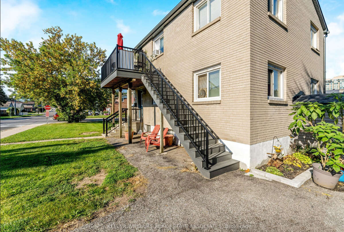 Legal Triplex Downtown Milton