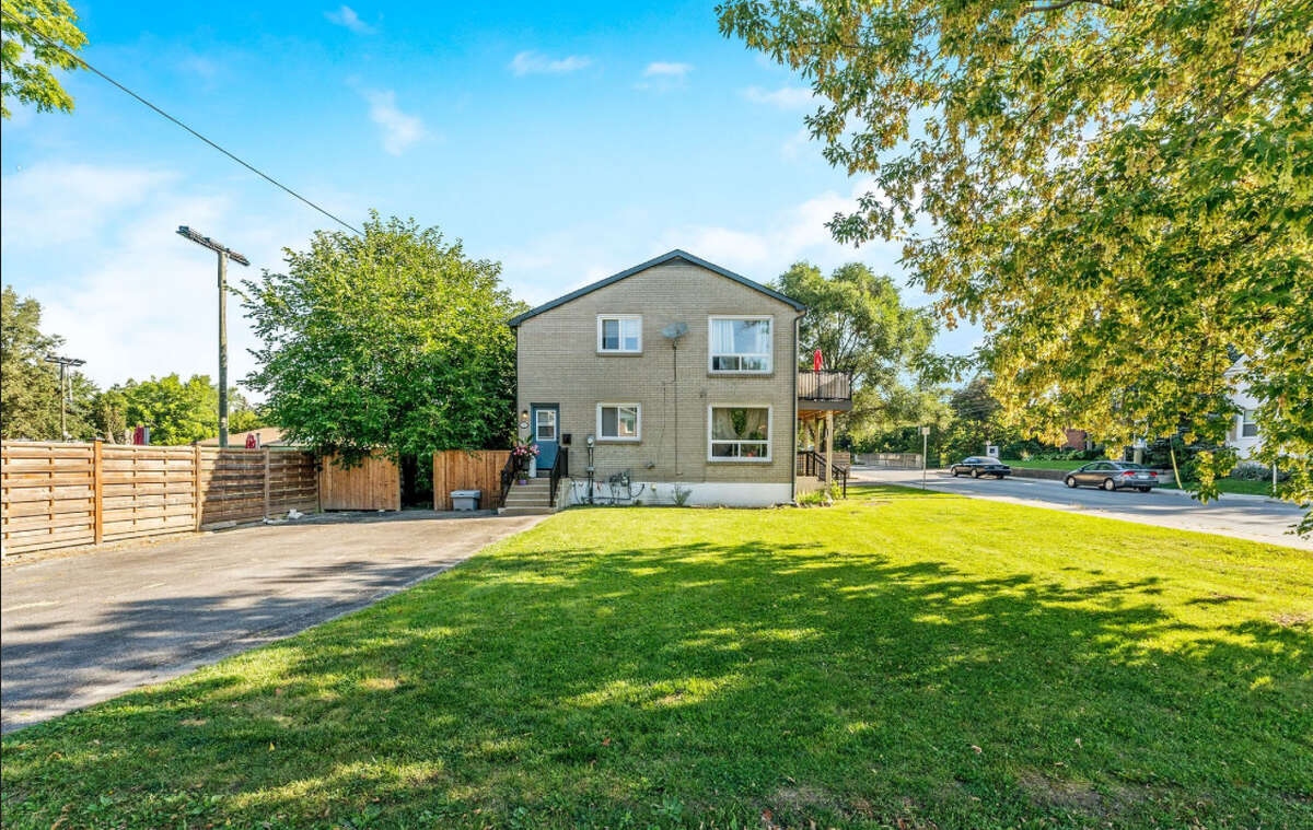 Tri-Plex / Apartment / Detached House / Revenue Property For Sale in Milton, Ontario - 8 bdrm, 3 bath (55 Commercial St)