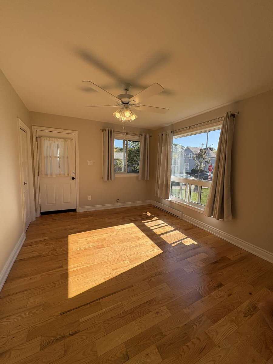 Legal Triplex Downtown Milton