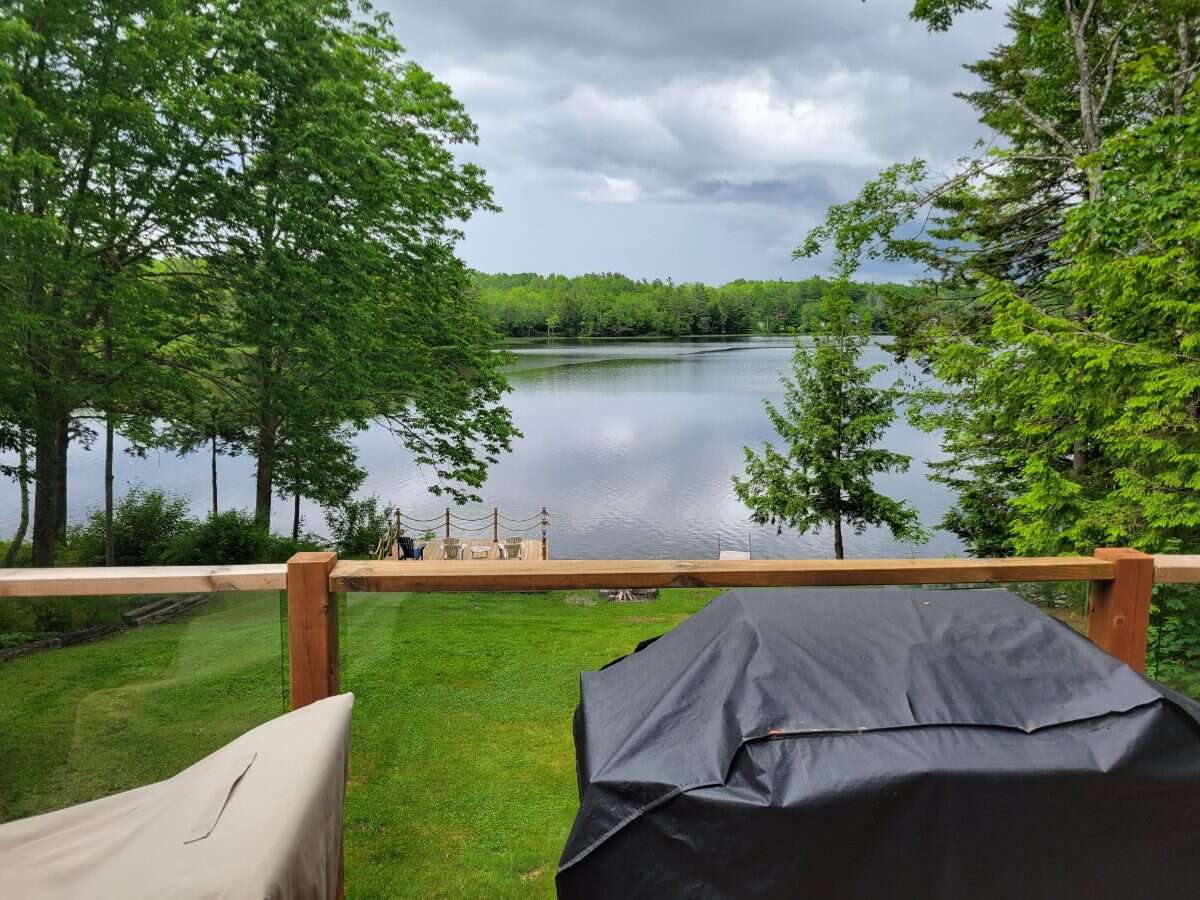 Serene lakeside hideaway