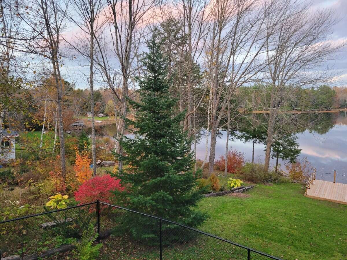Serene lakeside hideaway