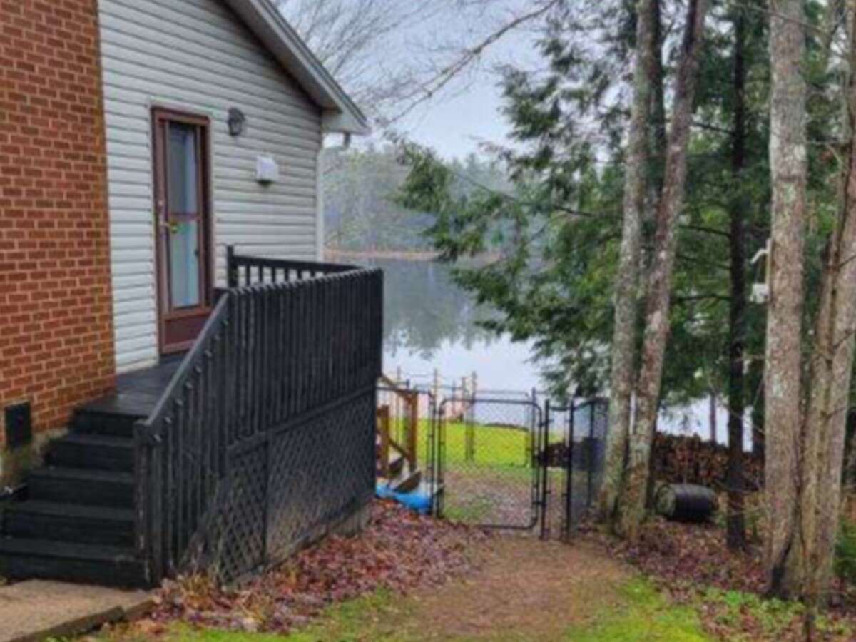 Serene lakeside hideaway