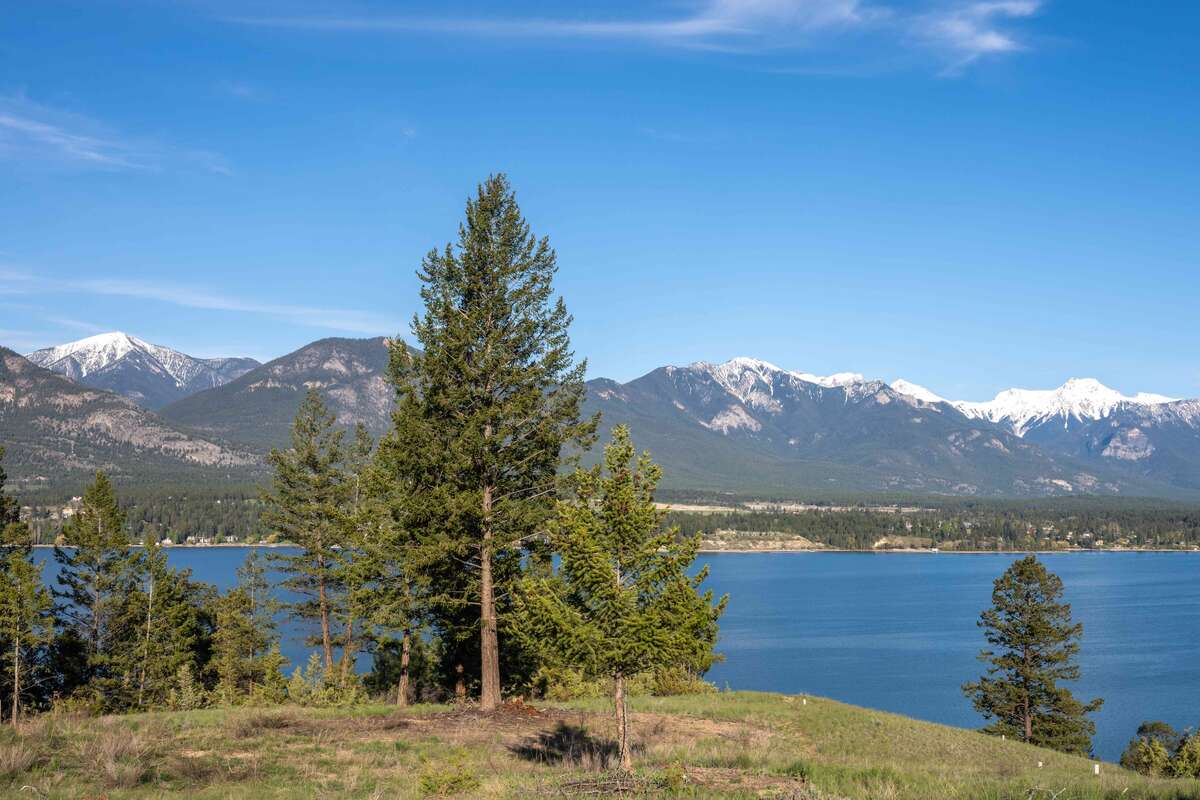 Large Stunning Lakeview Acreage