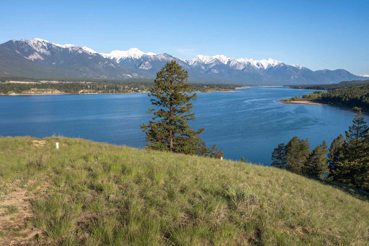 Large Stunning Lakeview Acreage
