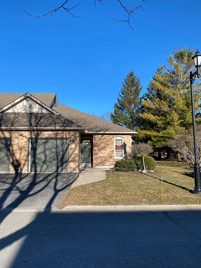 Condo / Bungalow For Sale in Lakefield, ON - 1+1 bed, 1.5 bath