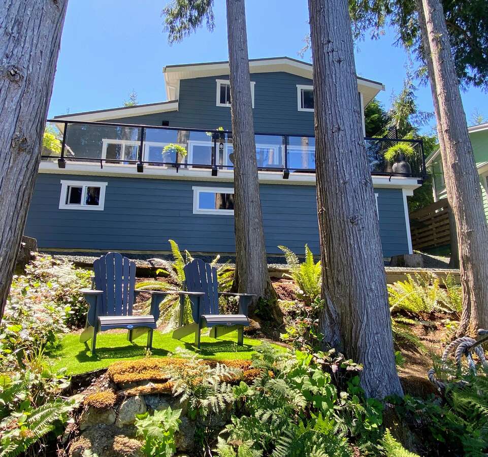Beautiful Waterfront Lake House