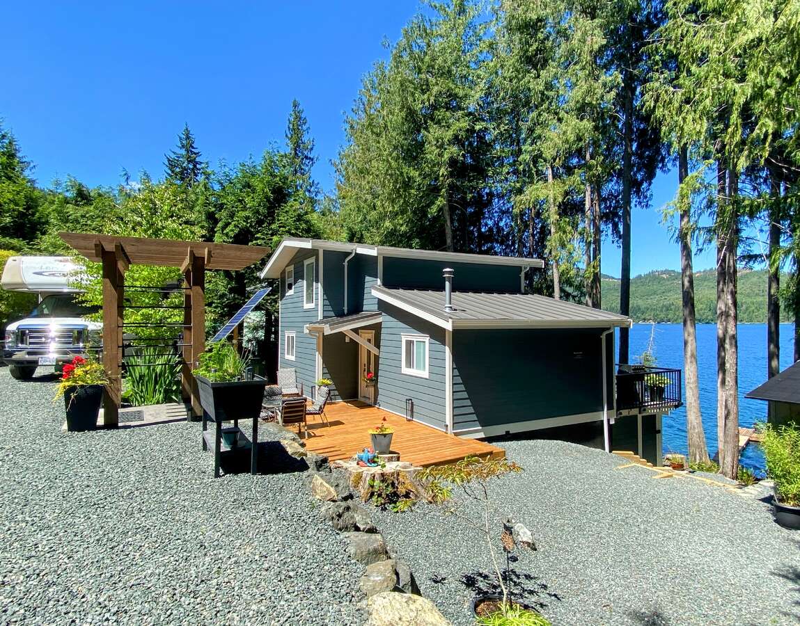 Beautiful Waterfront Lake House