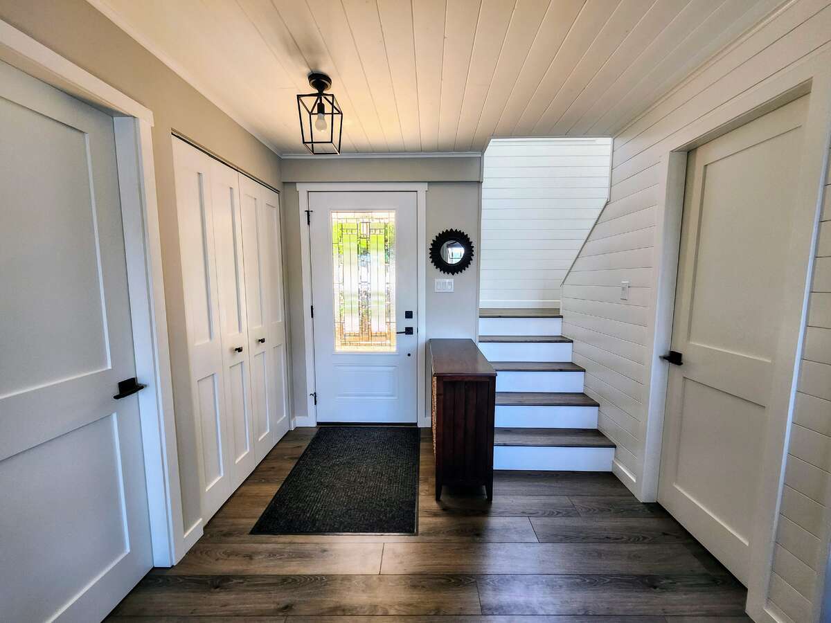Front entrance with attractive glass door