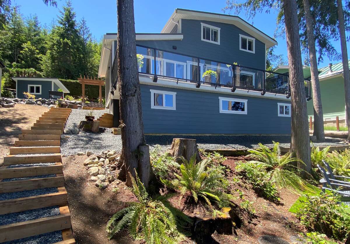 Beautiful Waterfront Lake House