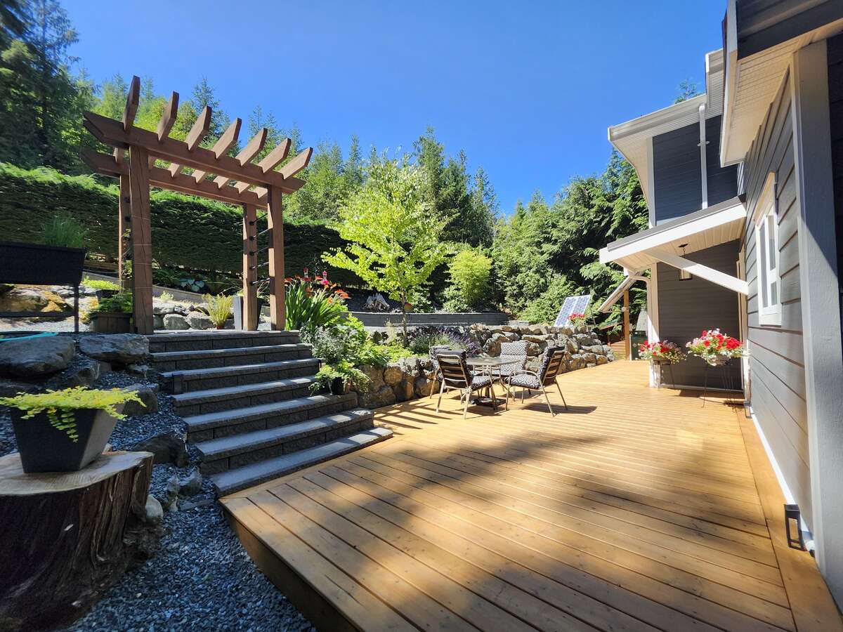 Large cedar deck at front entrance