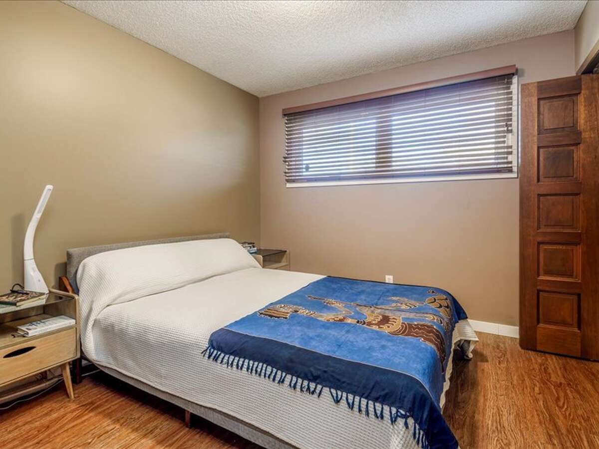 Main Floor Master Bedroom: 10' L x 9' 6" W