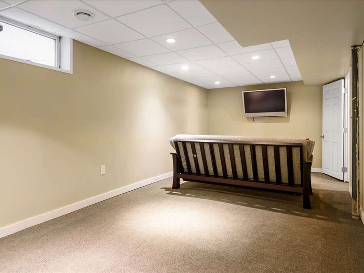 Basement Rec Room: 10' W x 26' 5" L, Carpet Tile Flooring, Drop Ceiling