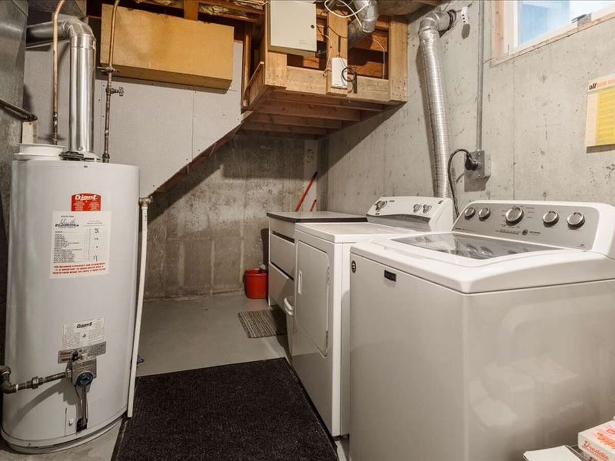 Basement Laundry Room: Appliances Included