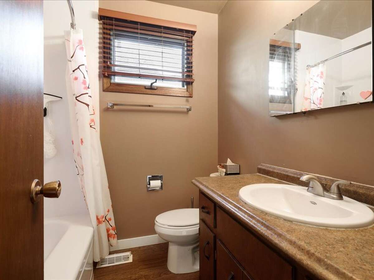 3 PC Main Floor Bathroom: 6' 2" L x 6' 11" W (including bathtub)