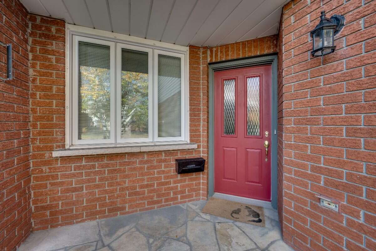 Welcome to 77 McGibbon Drive! 