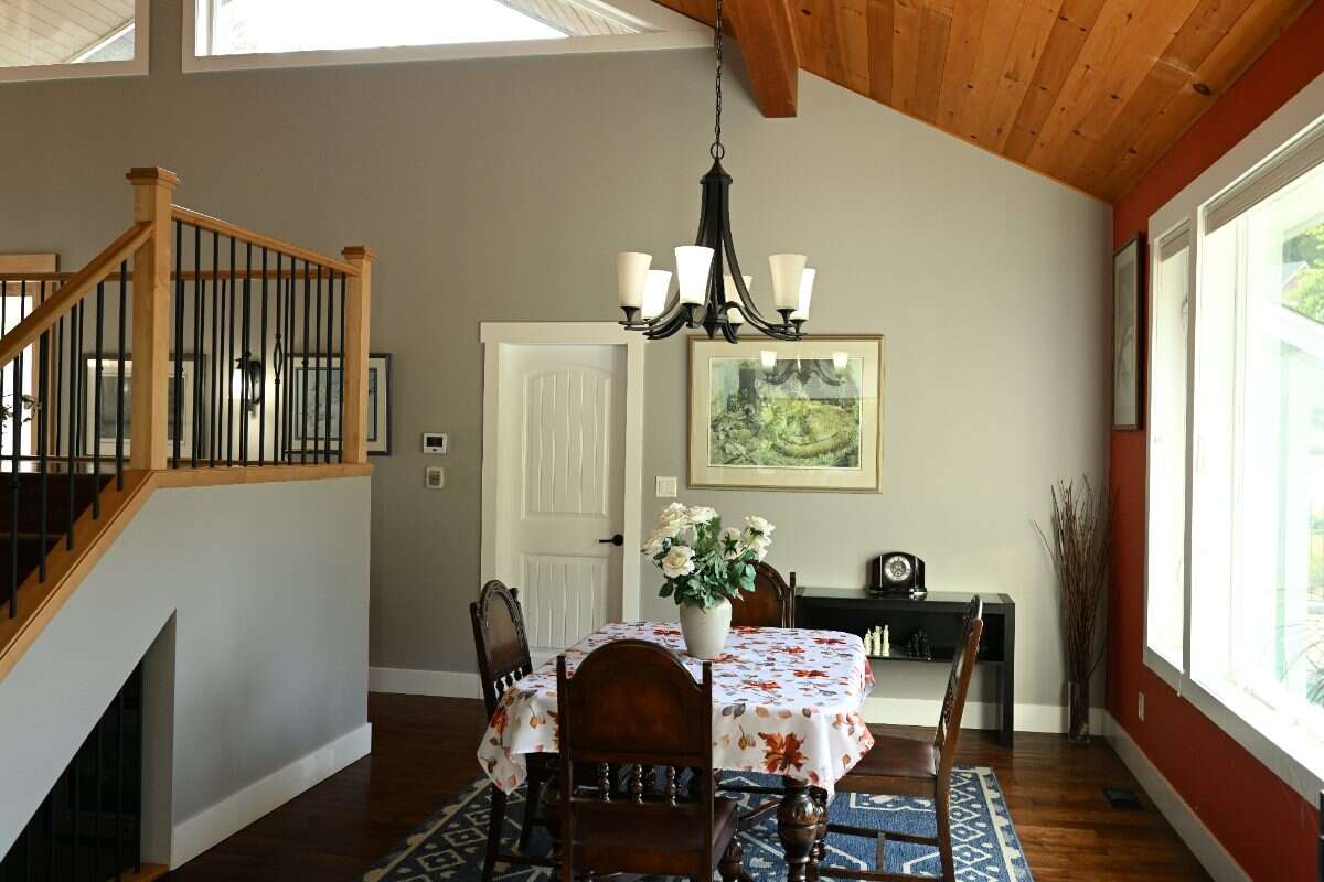 Luxury Custom Home w.Chef Kitchen & Year Round Sun