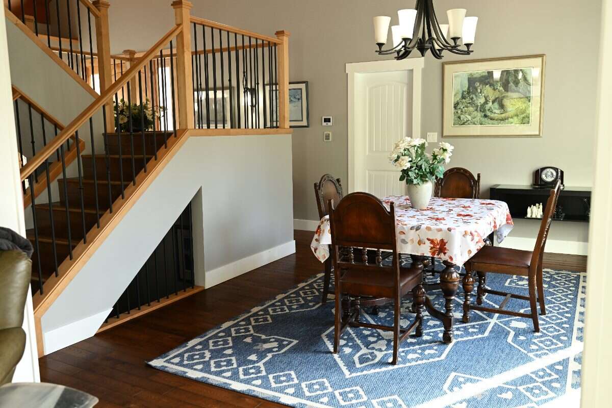 Luxury Custom Home w.Chef Kitchen & Year Round Sun