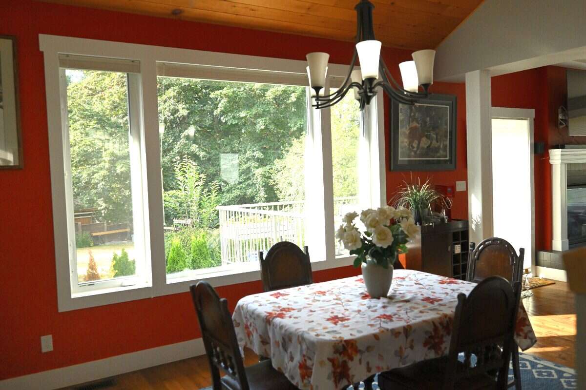 Luxury Custom Home w.Chef Kitchen & Year Round Sun