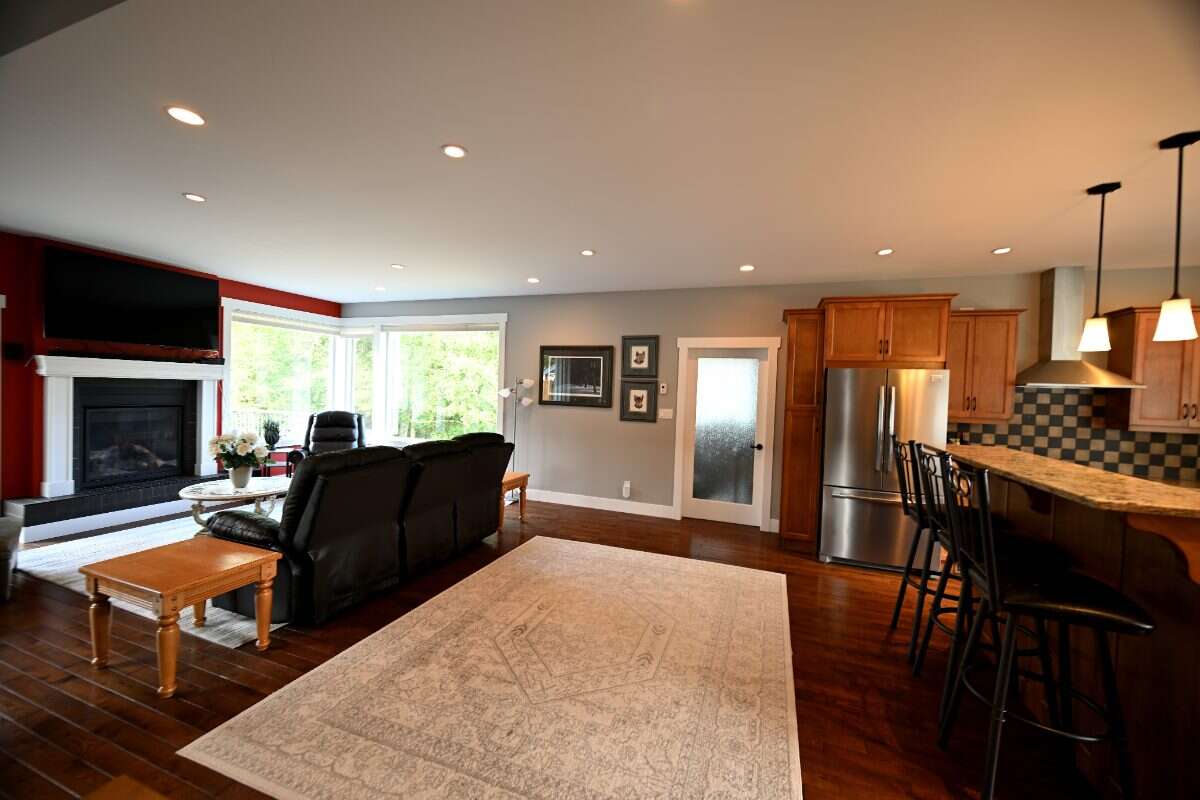 Luxury Custom Home w.Chef Kitchen & Year Round Sun