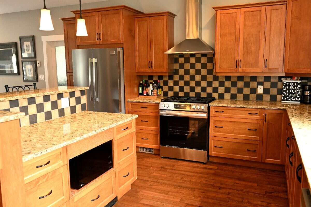 Luxury Custom Home w.Chef Kitchen & Year Round Sun