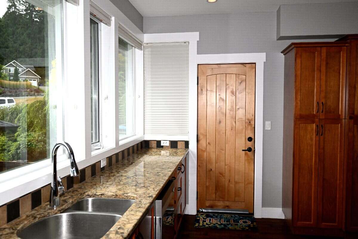 Luxury Custom Home w.Chef Kitchen & Year Round Sun