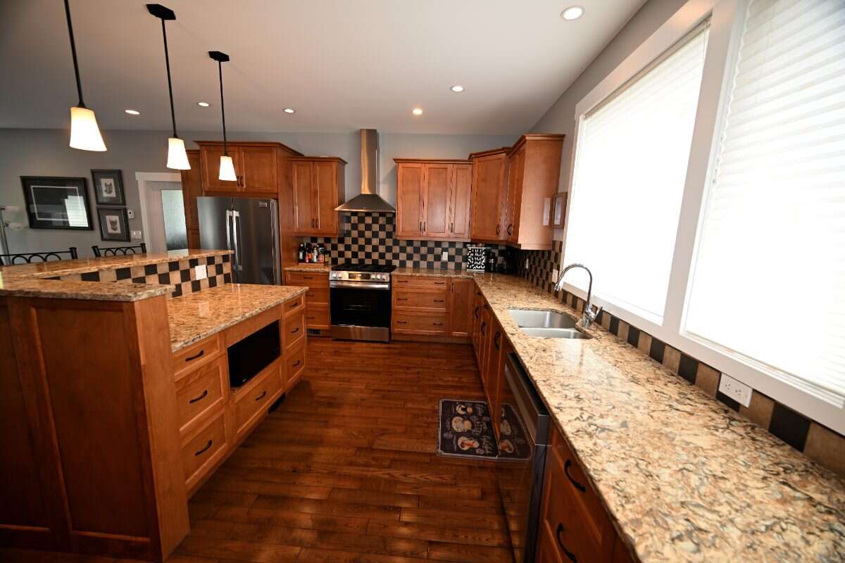 Luxury Custom Home w.Chef Kitchen & Year Round Sun