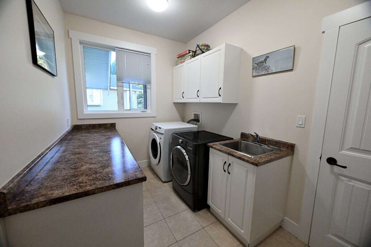Luxury Custom Home w.Chef Kitchen & Year Round Sun
