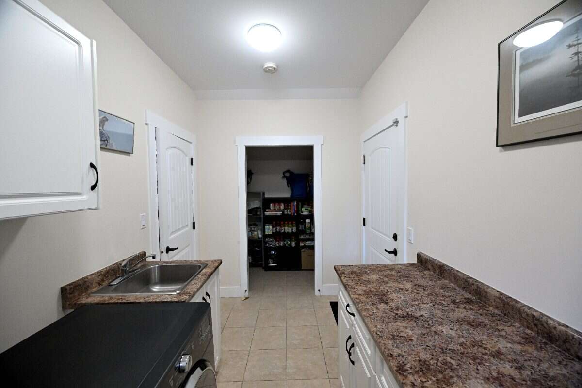 Luxury Custom Home w.Chef Kitchen & Year Round Sun