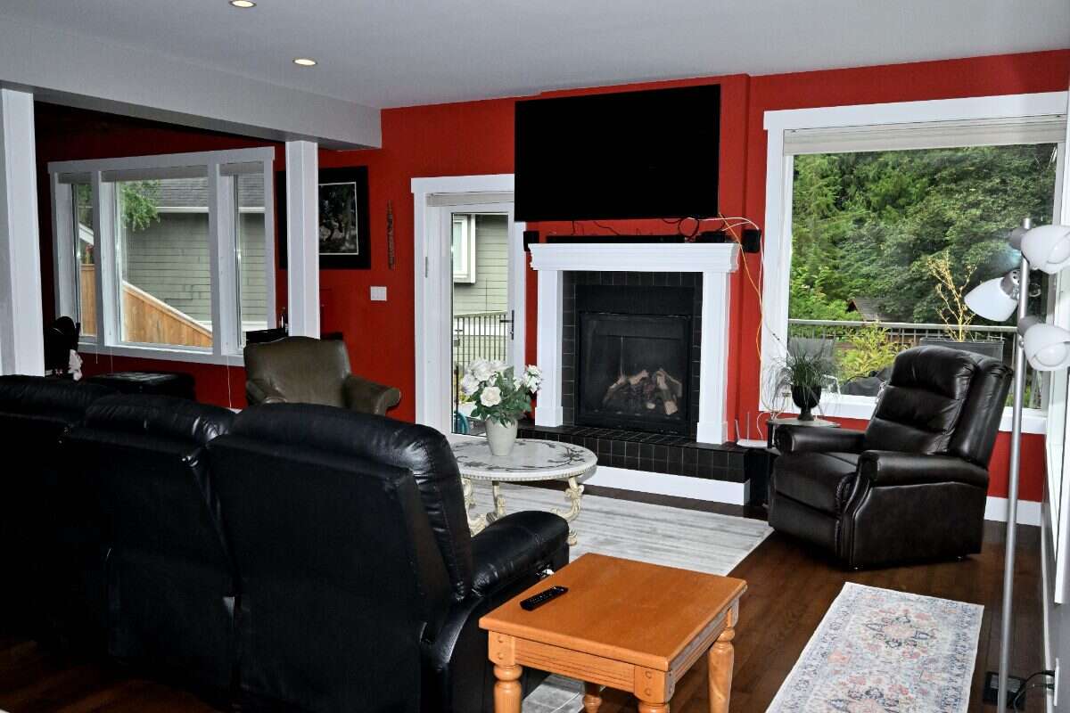 Luxury Custom Home w.Chef Kitchen & Year Round Sun