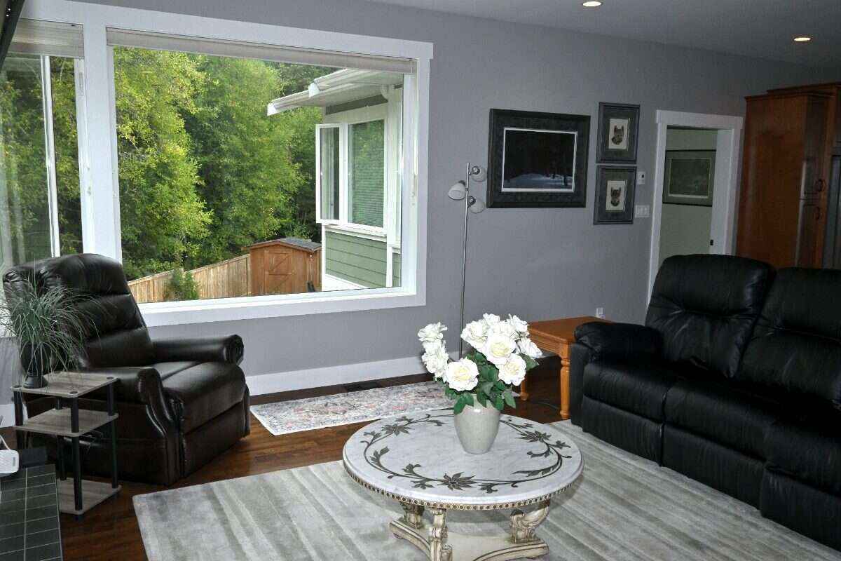 Luxury Custom Home w.Chef Kitchen & Year Round Sun