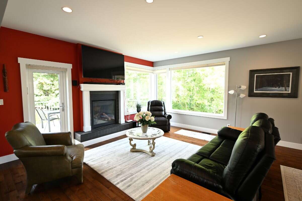 Luxury Custom Home w.Chef Kitchen & Year Round Sun
