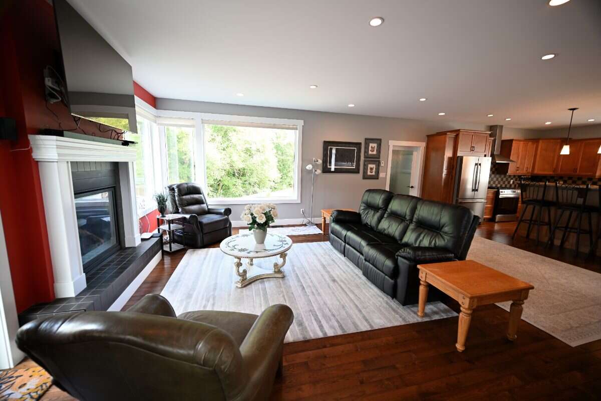 Luxury Custom Home w.Chef Kitchen & Year Round Sun