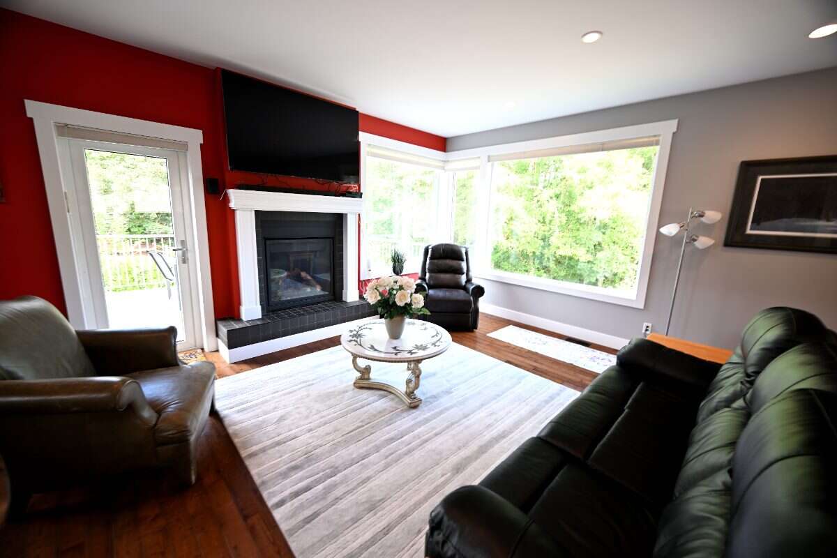 Luxury Custom Home w.Chef Kitchen & Year Round Sun