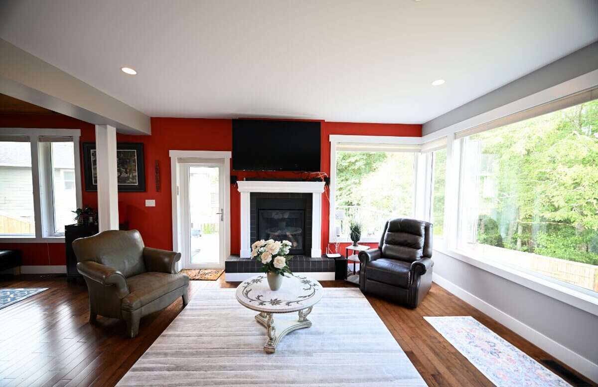 Luxury Custom Home w.Chef Kitchen & Year Round Sun
