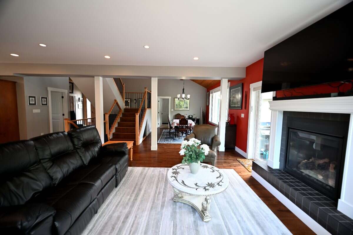 Luxury Custom Home w.Chef Kitchen & Year Round Sun