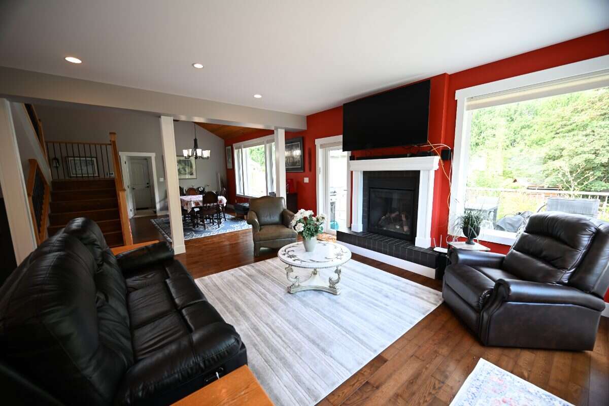 Luxury Custom Home w.Chef Kitchen & Year Round Sun