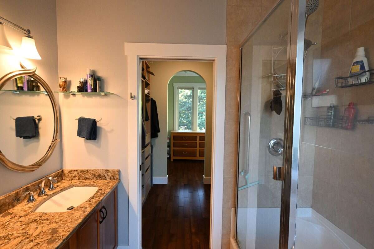 Luxury Custom Home w.Chef Kitchen & Year Round Sun