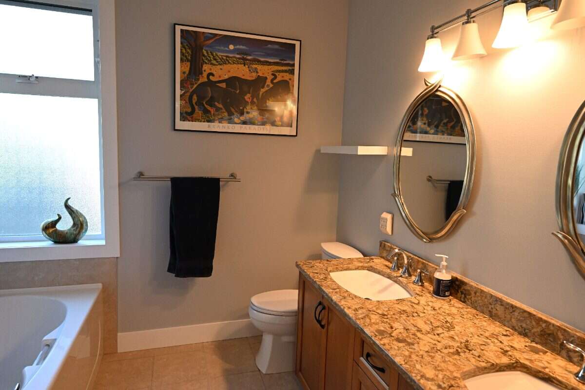 Luxury Custom Home w.Chef Kitchen & Year Round Sun